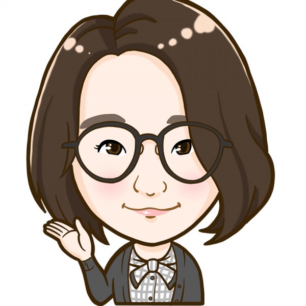 大きな眼鏡が特徴的な女性の上半身似顔絵